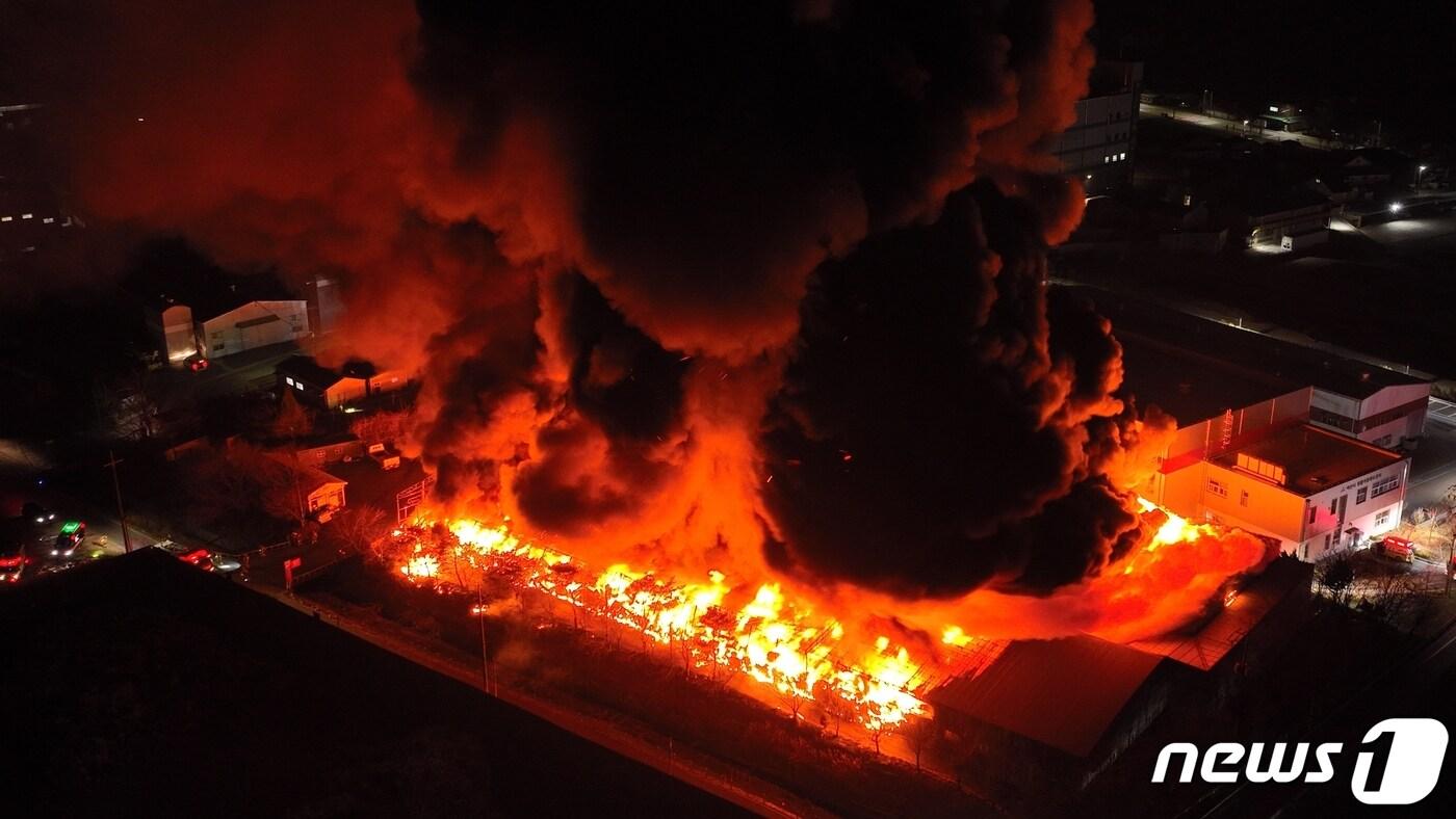 본문 이미지 - 지난 29일 발생한 아산시 실옥동 창고 화재 현장에 소방드론이 투입돼 정찰대 역할을 했다.(아산소방서 제공)ⓒ 뉴스1