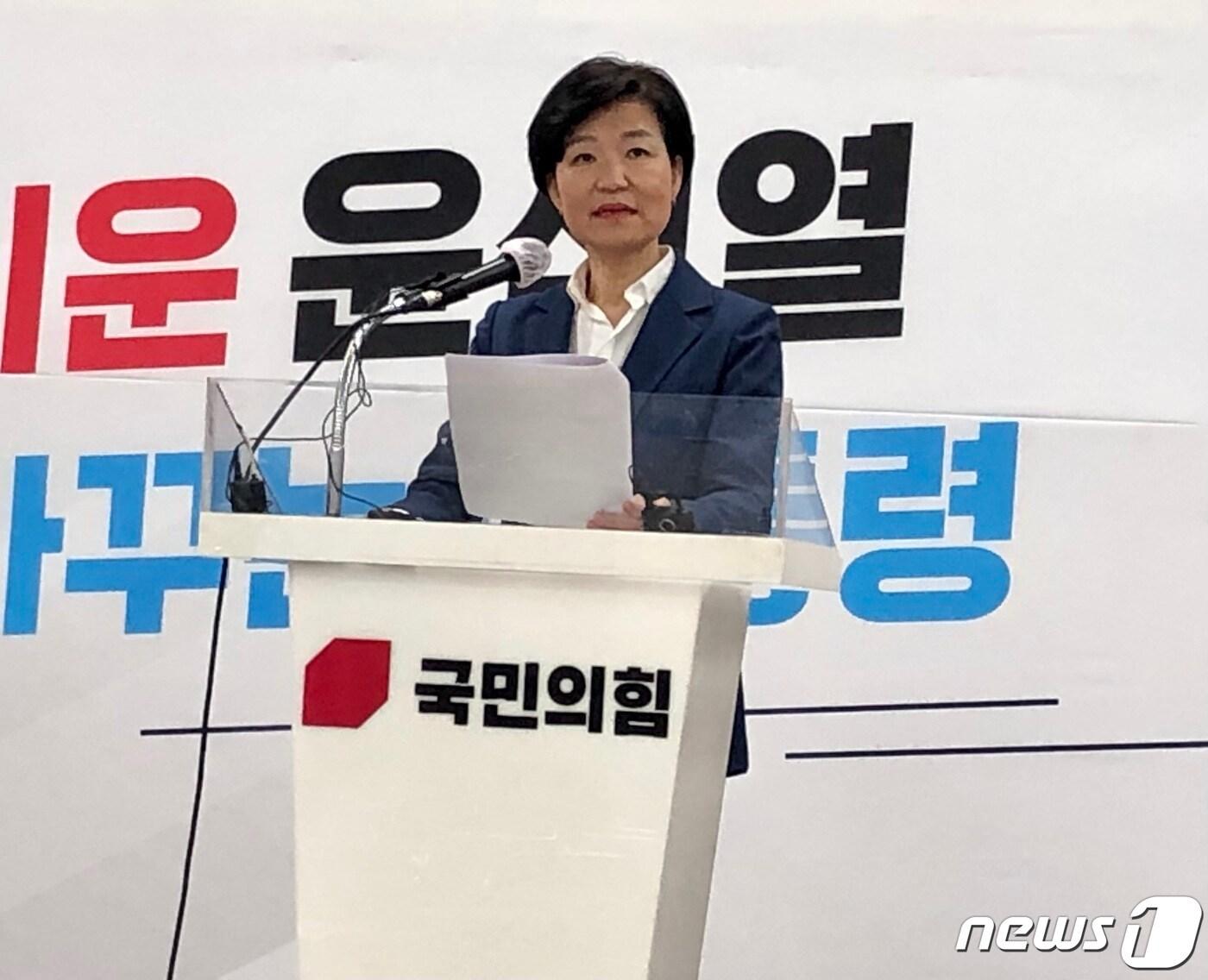 본문 이미지 - 이진숙 전 대전 MBC 사장이 지난 3월31일 오후 대구시 수성구 범어동 국민의힘 대구시당에서 기자회견을 열고 대구시장 출마를 공식 선언하고 있다 2022.3.31/뉴스1 ⓒ News1 남승렬 기자