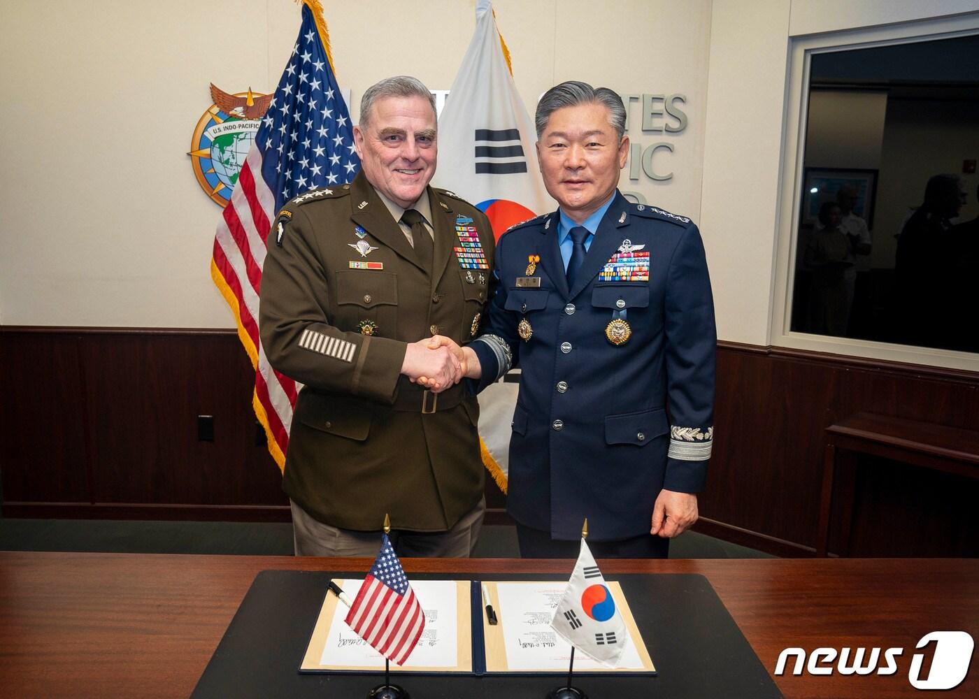 본문 이미지 - 원인철 합참의장(오른쪽)과 마크 밀리 미 합참의장이 30일(현지시간) 미국 하와이에서 한미 간의 새로운 전략기획지침(SPG)에 따라 발전시킨 전략기획지시(SPD)에 서명한 후 기념촬영을 하고 있다. (합동참모본부 제공) 2022.3.31/뉴스1