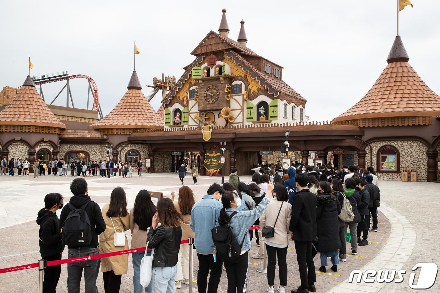 이용객들이 개장을 기다리며 롯데월드 어드벤처 입구에서 줄을 서 있다. (롯데월드 부산 제공)ⓒ 뉴스1
