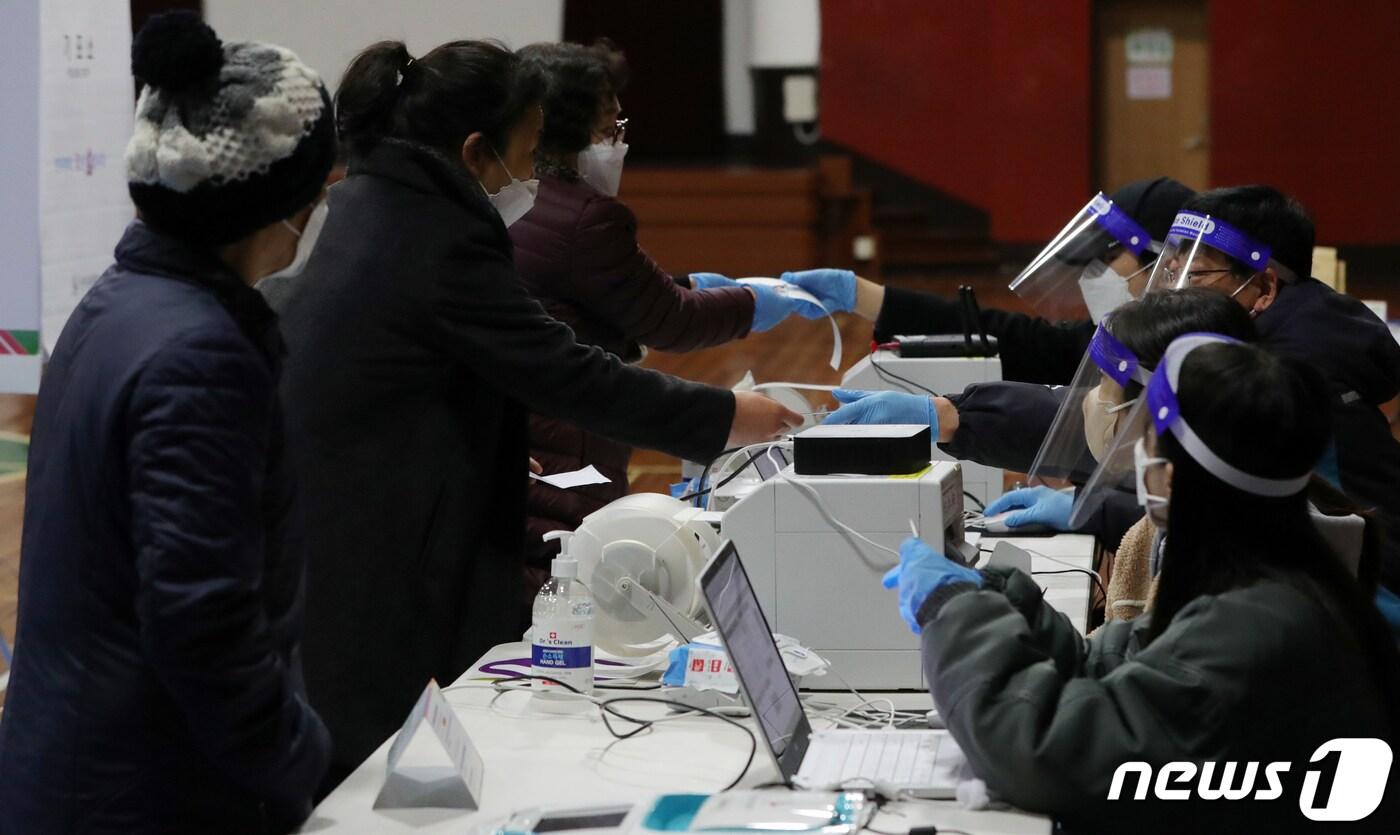 제20대 대통령선거 사전투표 첫날인 4일 전북 전주시 노송동 사전투표소인 풍남초등학교를 찾은 유권자들이 사전투표를 하고 있다. 2022.3.4/뉴스1 ⓒ News1 유경석 기자