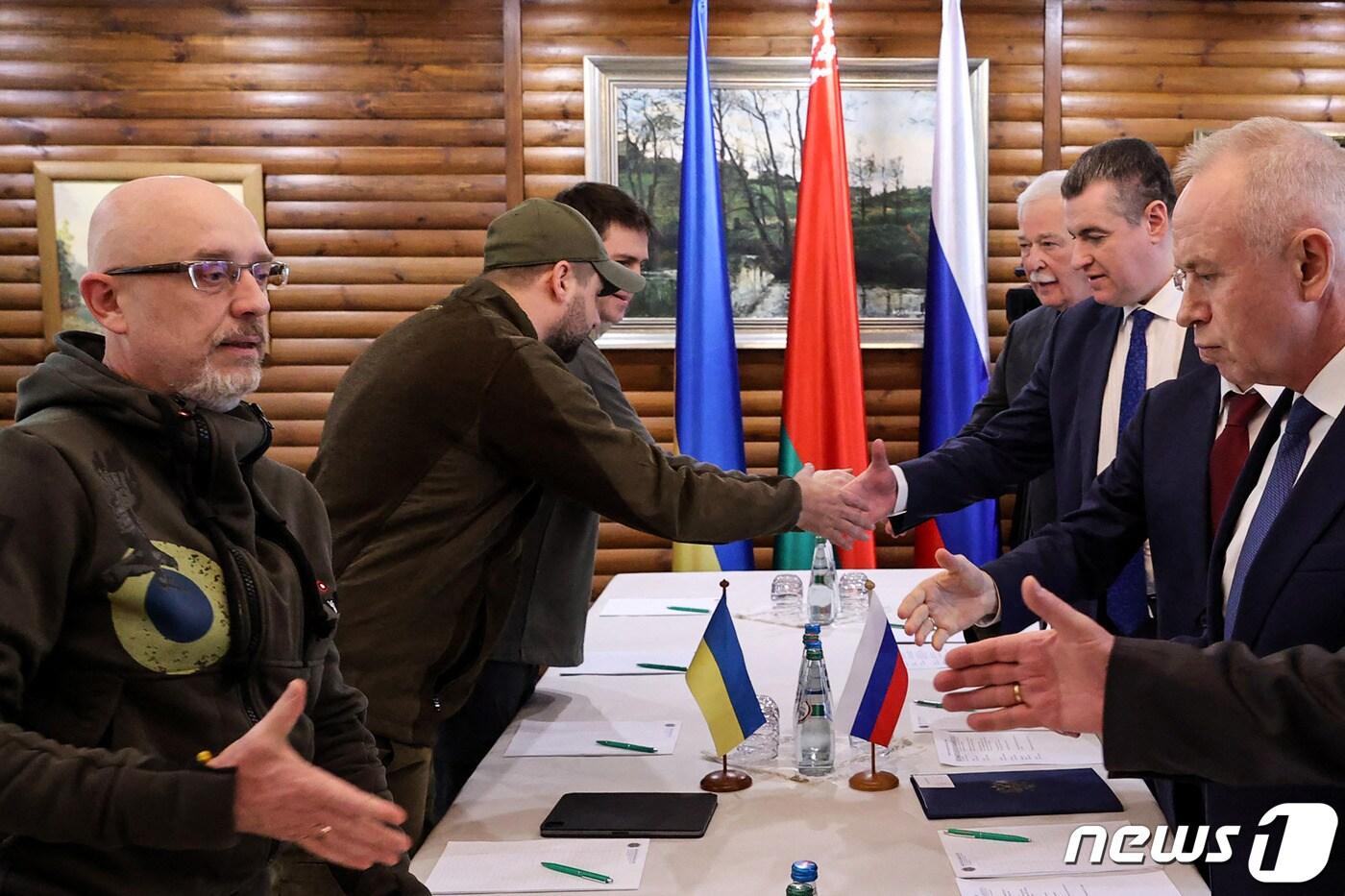 올렉시 레즈니코프 우크라이나 국방장관이 3일(현지시간) 벨라루스 브레스트의 벨라베슈 숲 회담장에서 2차 평화 회담을 시작하기 앞서 러시아 대표단과 악수를 하고 있다. ⓒ AFP=뉴스1 ⓒ News1 우동명 기자