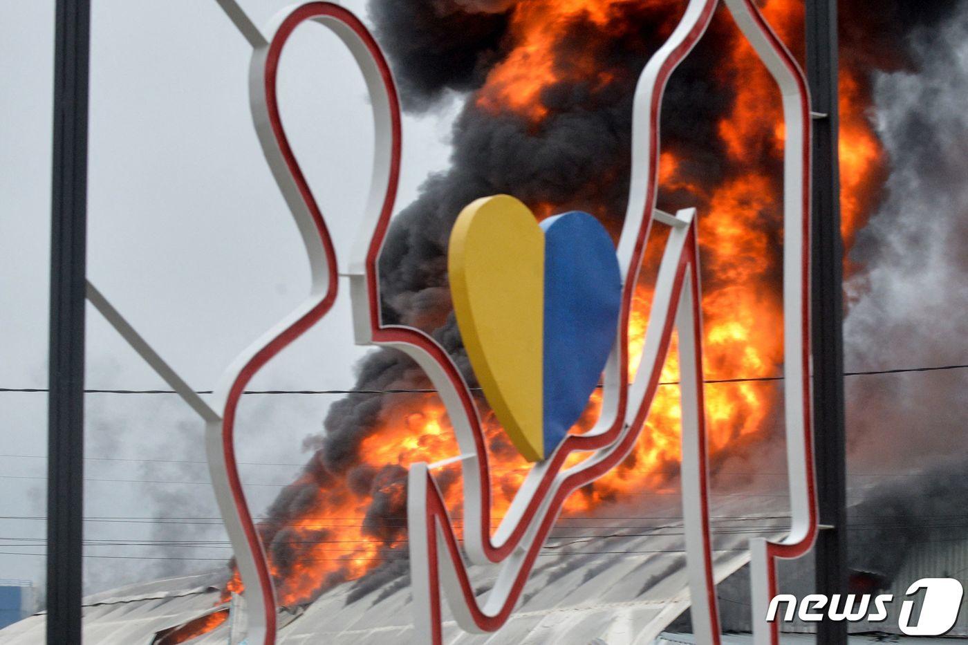본문 이미지 - 3일(현지시간) 우크라이나 하르키우에서 러시아 군의 폭격을 받아 건물이 불 타고 있다. ⓒ AFP=뉴스1 ⓒ News1 우동명 기자