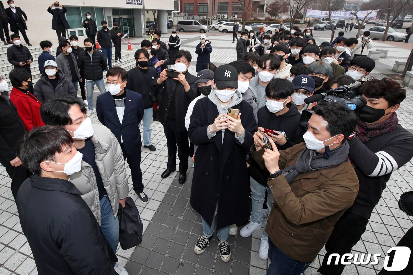 본문 이미지 - 이준석 국민의힘 대표가 4일 오전 광주 북구 전남대학교 컨벤션홀에 마련된 제20대 대통령선거 용봉동 사전투표소에서 투표를 마친 뒤 광주 시민들과 기념사진을 찍고 있다. 2022.3.4/뉴스1 ⓒ News1 황희규 기자