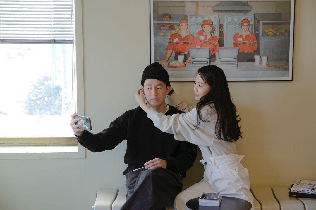 본문 이미지 - 김무열(왼쪽) 윤승아 부부/ 사진=윤승아 인스타그램 ⓒ 뉴스1