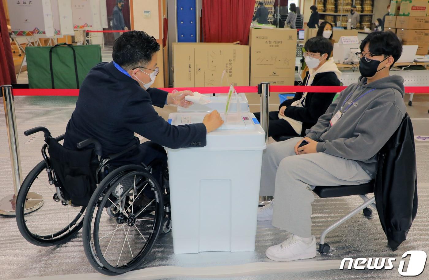 제20대 대통령 선거 사전투표가 시작된 지난 2022년 3월 4일 오전 9시 광주 남구 백운1동 행정복지센터 사전투표소에서 휠체어 유권자 강경식씨&#40;53&#41;가 투표용지를 투표함에 집어넣고 있다. 2022.03.04/뉴스1 ⓒ News1 이수민 기자