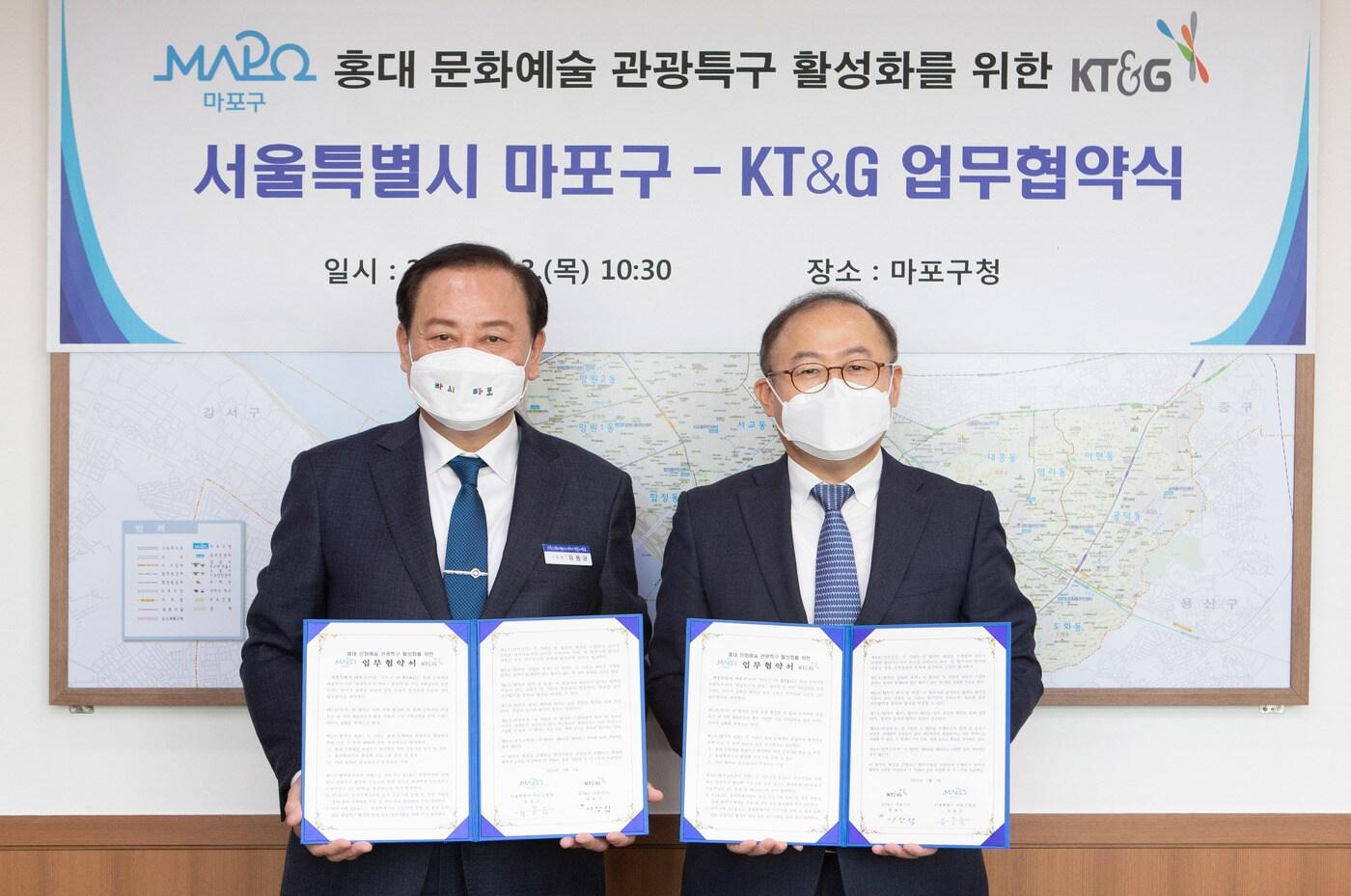 이상학 KT&G 지속경영본부장(부사장·오른쪽)과 유동균 마포구청장이 지난 3일 '홍대 문화예술 관광특구 활성화'를 위한 업무협약 체결식을 마친 뒤 기념촬영을 하고 있다.(KT&G 제공) ⓒ 뉴스1