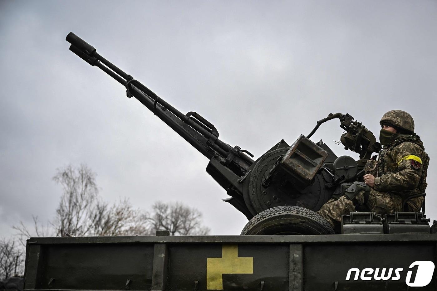 본문 이미지 - 3일(현지시간) 키이우의 북부 전선에서 러시아의 공격에 대비해 우크라이나 군이 ZU-23-2 대공포로 경계를 하고 있다. ⓒ AFP=뉴스1 ⓒ News1 우동명 기자