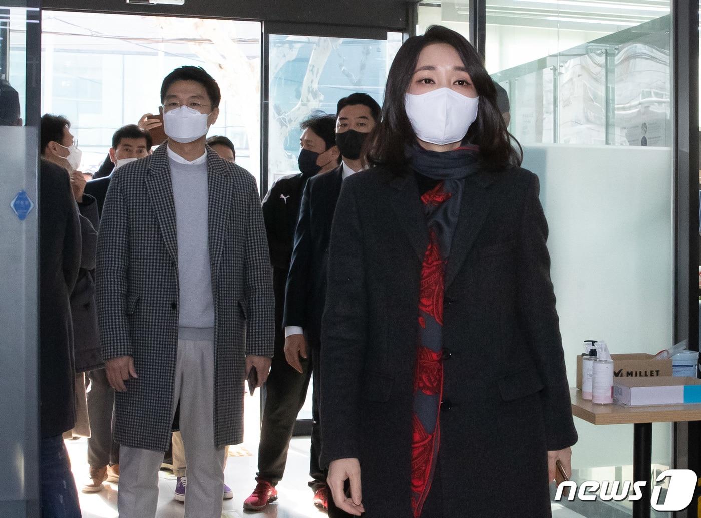 본문 이미지 - 윤석열 대통령 당선인 배우자인 김건희 여사가 지난 4일 오전 서울 서초1동 주민센터에 마련된 제20대 대통령선거 사전투표소에서 투표를 마친 후 나서고 있다.  2022.3.4/뉴스1 ⓒ News1 이재명 기자