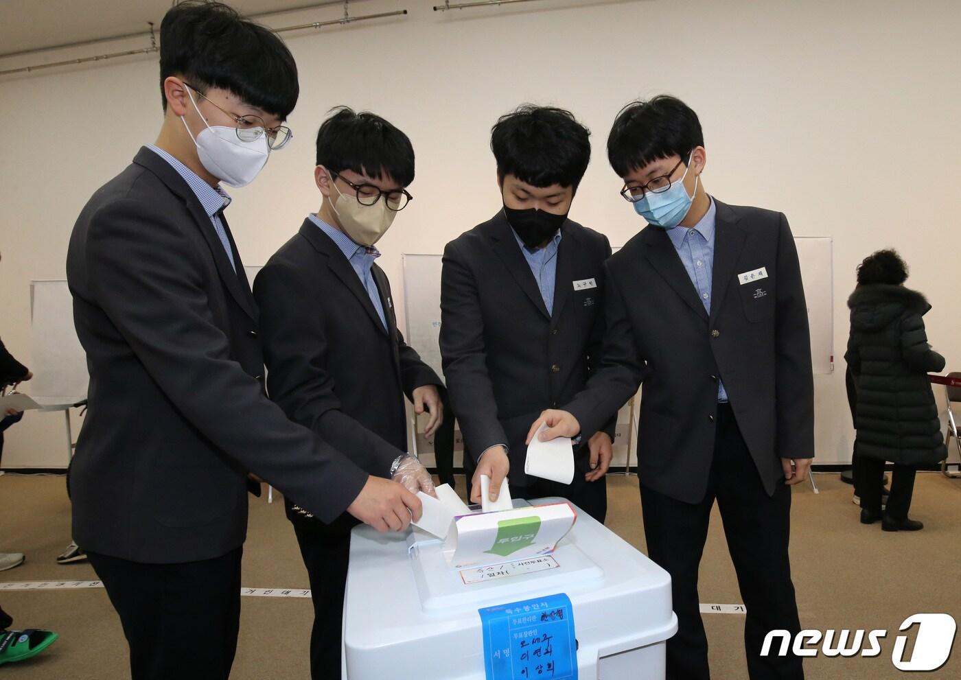 제20대 대통령선거 사전투표 첫날인 4일 오전 대전시청에 마련된 사전투표소에서 만 18세인 충남고등학교 3학년 학생들이 투표를 하고 있다. 2022.3.4/뉴스1 ⓒ News1 김기태 기자