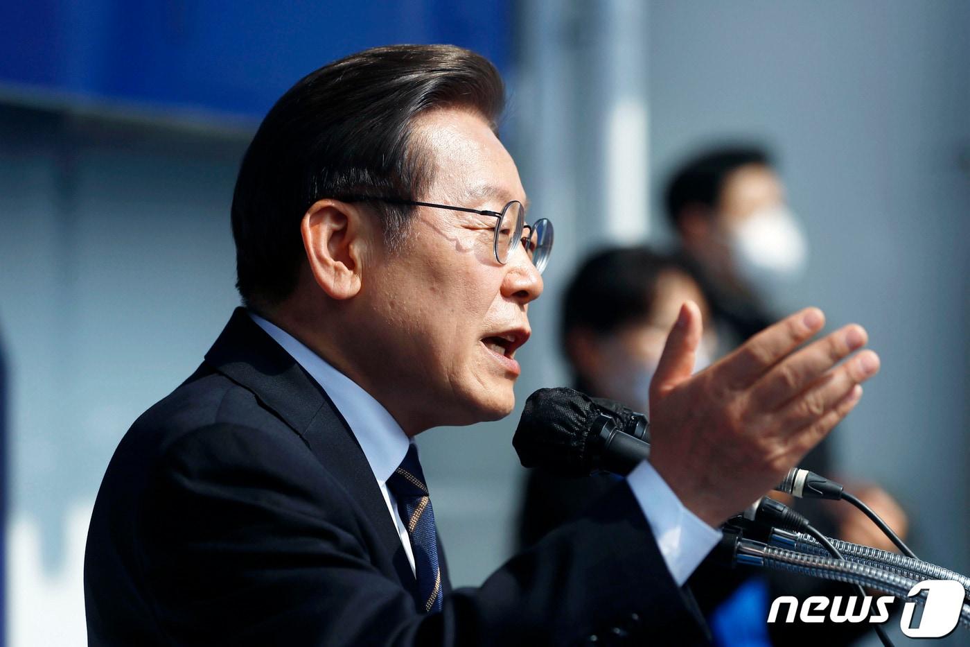 본문 이미지 - 이재명 더불어민주당 대선 후보가 4일 강원 홍천 꽃뫼공원 앞에서 '태백산맥은 이재명이다!' 유세를 열고 지지를 호소하고 있다. 2022.3.4/뉴스1 ⓒ News1 오대일 기자