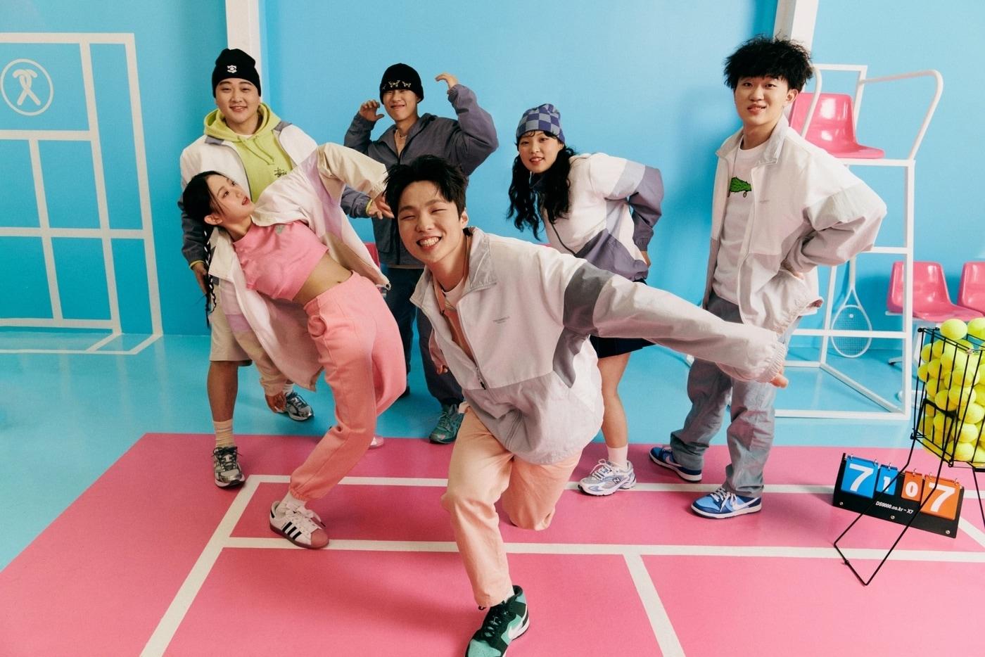 스파오는 MZ세대 대표 댄스 크루 '프렌치 프라이즈'와 협업한 배색 바람막이를 새롭게 출시했다고 4일 밝혔다. (스파오 제공) ⓒ 뉴스1