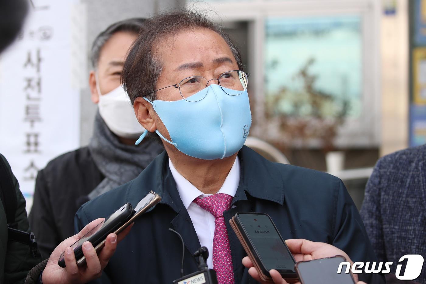 본문 이미지 - 홍준표 국민의힘 의원이 지난 4일 오후 대구 수성구 두산동 행정복지센터에 마련된 제20대 대통령선거 사전투표소에서 투표를 마친 뒤 취재진의 질문에 답하고 있다. ⓒ News1 공정식 기자