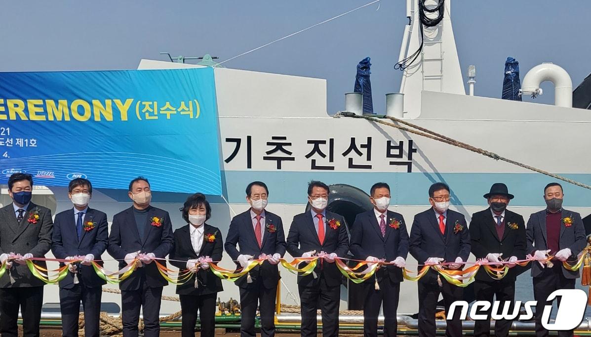 본문 이미지 - 문금주 전남도 행정부지사는 4일 목포 삽진산단(유일 삽진공장)에서 국내 최초 전기추진 차도선 진수식을 개최하고 관계자들을 격려했다.(전남도 제공) 2022.3.4/뉴스1 ⓒ News1