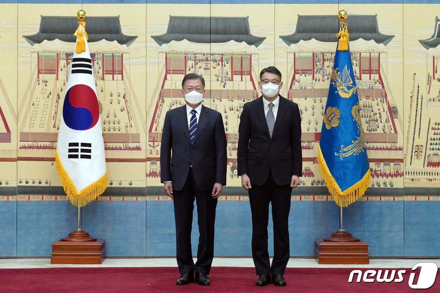 본문 이미지 - 문재인 전 대통령과 박두순 전 벨라루스 대사. 2022.3.4 ⓒ 뉴스1 이광호 기자