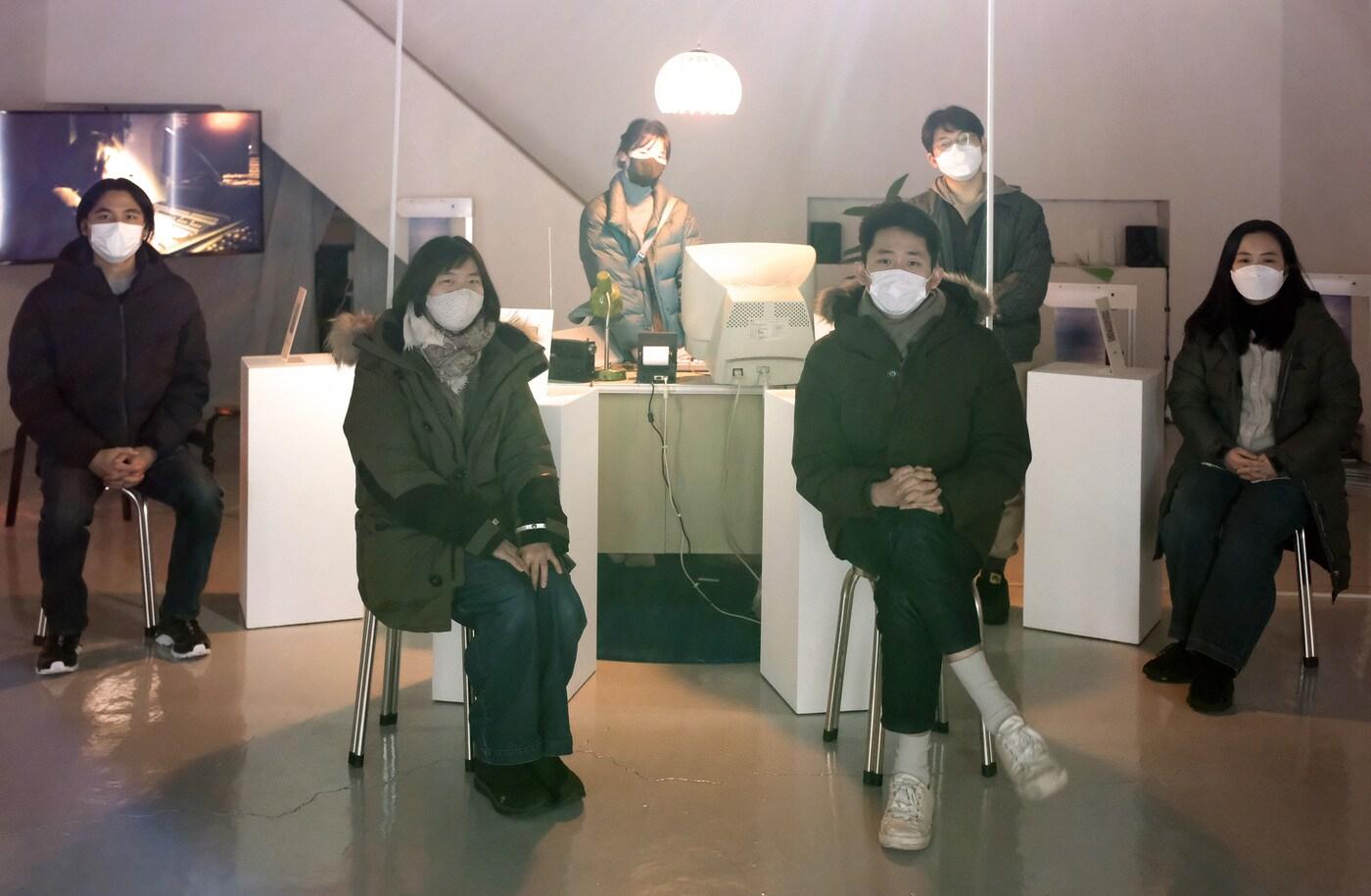 왼쪽 뒷줄부터 시계방향으로 반재하, 조기현, 강재영, 김솔지,  정승규, 오로민경.(분단이미지센터 제공)ⓒ 뉴스1