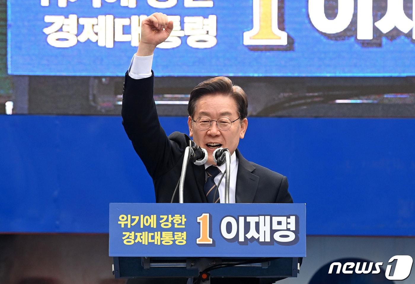 본문 이미지 - 이재명 더불어민주당 대선 후보가 4일 경기 남양주시 평내호평역 광장에서 '경기도의 정책이 대한민국의 표준이 됩니다!' 유세를 열고 지지를 호소하고 있다. 2022.3.4/뉴스1 ⓒ News1 국회사진취재단