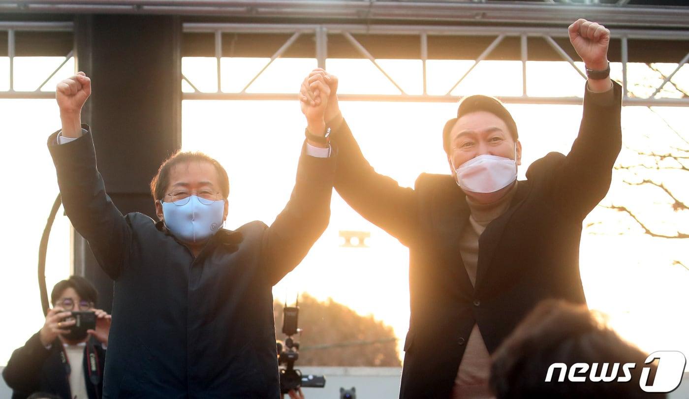 본문 이미지 - 윤석열 국민의힘 대선 후보가 4일 오후 대구 달서구 두류공원에서 열린 유세에서 홍준표 의원과 손잡고 지지자들에게 인사하고 있다. (사진은 기사 내용과 무관함) 2022.3.4/뉴스1 ⓒ News1 구윤성 기자