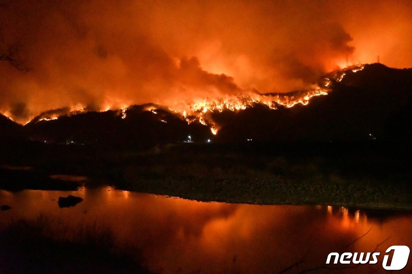 본문 이미지 - 4일 경북 울진에서 발생한 산불이 강원 삼척으로 번진 가운데 진화당국은 야간 진화체제로 전환했다. 사진은 산불이 '산양마을'로 알려진 원덕읍 산양2리 고적마을 뒷산으로 번지는 모습.(삼척시 제공)2022.3.4/뉴스1 ⓒ News1 윤왕근 기자