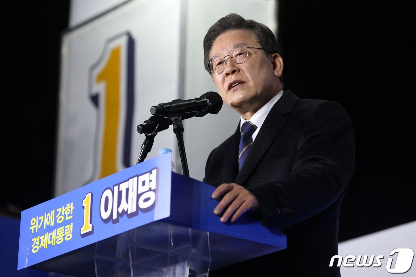 이재명 더불어민주당 대선후보가 4일 서울 강동구 강동아트센터 앞에서 "강동의 선택은 이재명입니다!＂ 유세를 열고 지지를 호소하고 있다. 2022.3.4/뉴스1 ⓒ News1 국회사진취재단