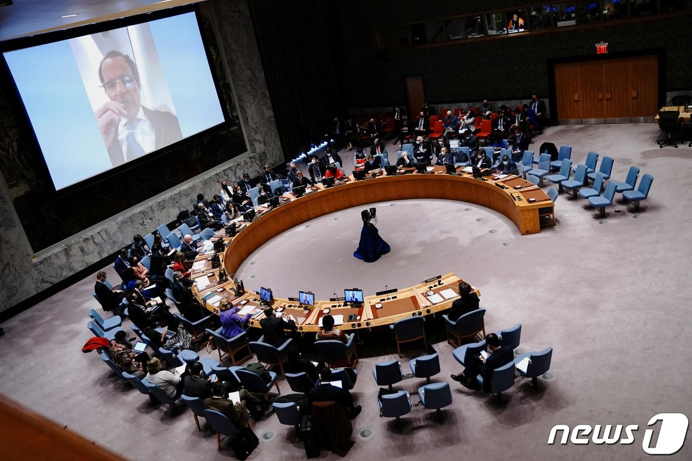 본문 이미지 - 라파엘 그로시 IAEA 사무총장이 2022년 3월 4일(현지시간) 미국 뉴욕에서 열린 유엔 안전보장이사회 긴급회의에 참여, 영상통화를 통해 발언하고 있다. ⓒ 로이터=뉴스1 ⓒ News1 김현 특파원