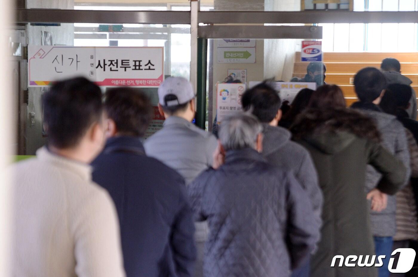 본문 이미지 - 제20대 대통령선거 사전투표 이틀째인 5일 낮 광주 광산구 신가동 진만초등학교에 마련된 사전투표소에서 시민들이 투표에 참여하고 있다. 2022.3.5/뉴스1 ⓒ News1 정다움 기자