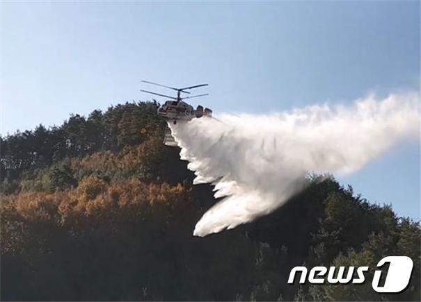 본문 이미지 - 산림청 중앙산불방지 대책본부는 6일 일출과 동시에 산불진화헬기 104대와 진화차 777대, 진화대원 14,835명을 투입해 동해안 산불진화에 나선다고 밝혔다. 사진은 산불을 진화하고 있는 대형헬기.(산림청 제공) 2022.3.6/뉴스1