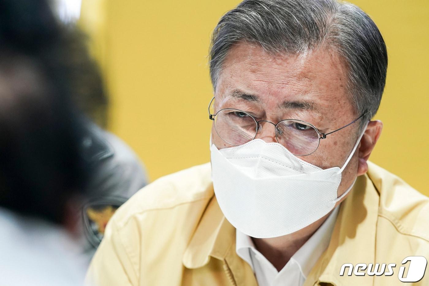 본문 이미지 - 강원·경북 산불현장 방문에 나선 문재인 대통령이 6일 경북 울진군 울진국민체육센터에 마련된 대피소를 찾아 이재민을 위로하고 있다.(청와대 제공) 2022.3.6/뉴스1