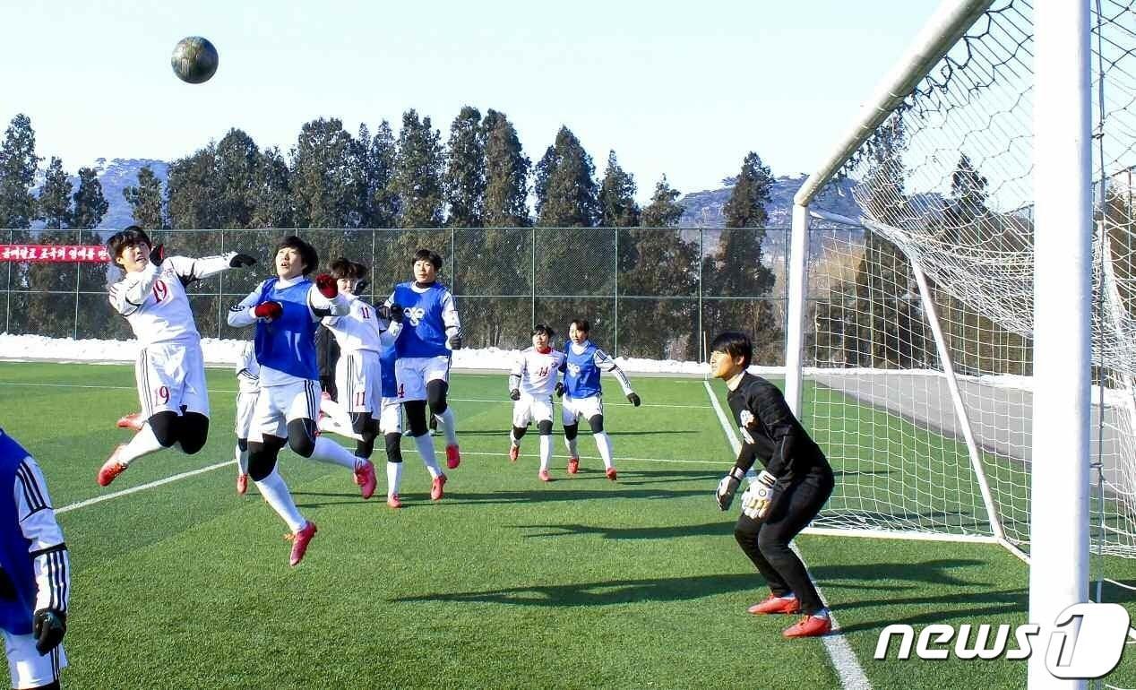 본문 이미지 - (평양 노동신문=뉴스1) = 북한 여자축구선수단 훈련장. [국내에서만 사용가능. 재배포 금지. DB 금지. For Use Only in the Republic of Korea. Redistribution Prohibited] rodongphoto@news1.kr