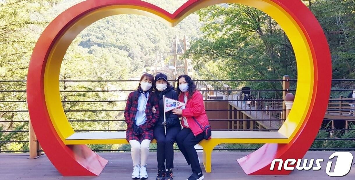 본문 이미지 - 증평군이 이달부터 '해설과 함께하는 도보여행'을 운영한다. 사진은 지난해 시작한 '도보여행'.(증평군 제공)ⓒ 뉴스1