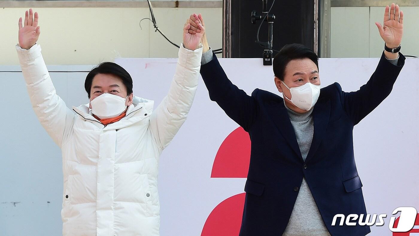본문 이미지 - 윤석열 국민의힘 대선 후보가 7일 경기도 스타필드하남 앞 광장에서 열린 유세에서 안철수 국민의당 대표와 함께 지지를 호소하고 있다. 2022.3.7/뉴스1 ⓒ News1 국회사진취재단