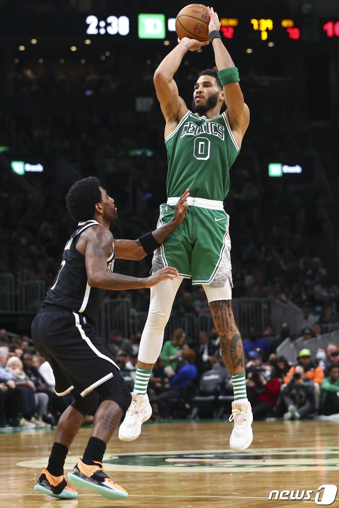 본문 이미지 - 보스턴 셀틱스 제이슨 테이텀이 7일(한국시간) 브루클린 네츠와의 경기에서 점프슛을 시도하고 있다. ⓒ AFP=뉴스1