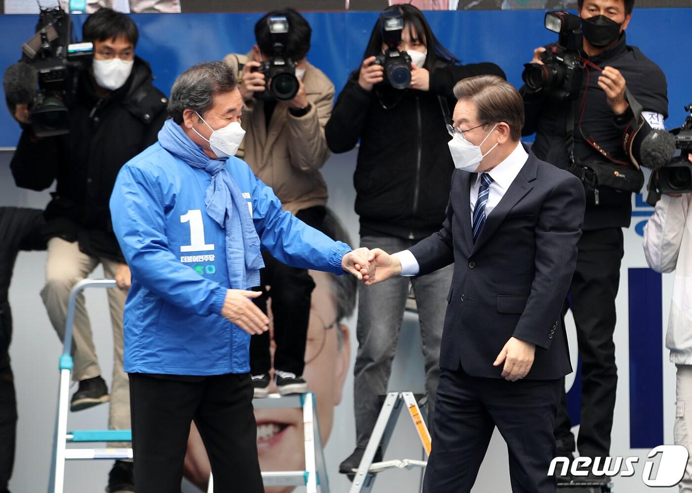 본문 이미지 - 이재명 더불어민주당 대선 후보가 20대 대선을 이틀 앞둔 7일 오후 부산 중구 창선삼거리에서 열린 ‘이재명 준비됐나! 준비됐다!’ 부산 집중유세에서 이낙연 총괄선대위원장과 인사를 나누고 있다. 이 후보는 20대 대선을 이틀 앞둔 이날 최남단 제주를 시작으로 경부선 상행선을 따라 부산과 대구, 대전, 청주 등 주요 거점도시를 순회하며 막판 세몰이에 나선다. 2022.3.7/뉴스1 ⓒ News1 오대일 기자