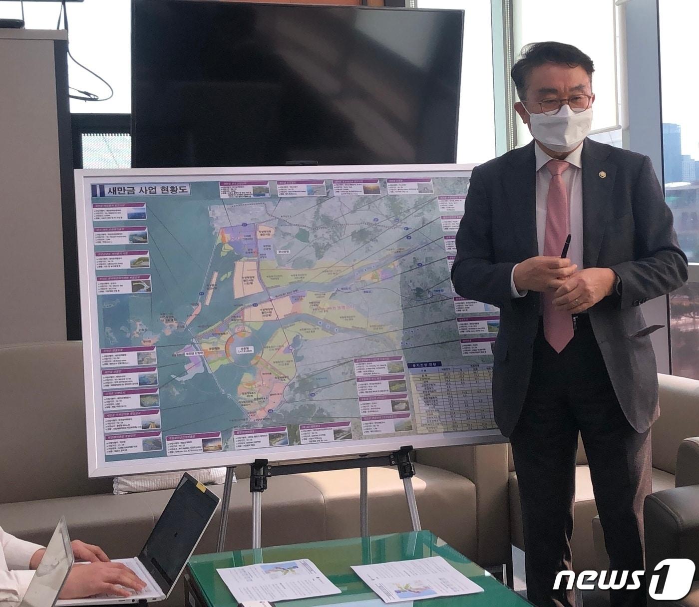 본문 이미지 - 양충모 청장이 새만금 개발사업에 대해 설명하고 있다. ⓒ 뉴스1금준혁 기자