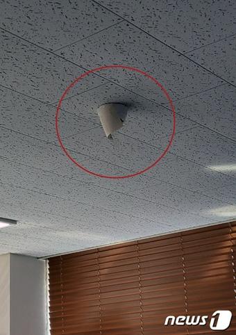 본문 이미지 - 관외 사전 우편투표물이 보관된 부천시 선거관리위원회 사무국장실에 CCTV가 종이로 가려져 있다.(국민의힘 제공) ⓒ 뉴스1