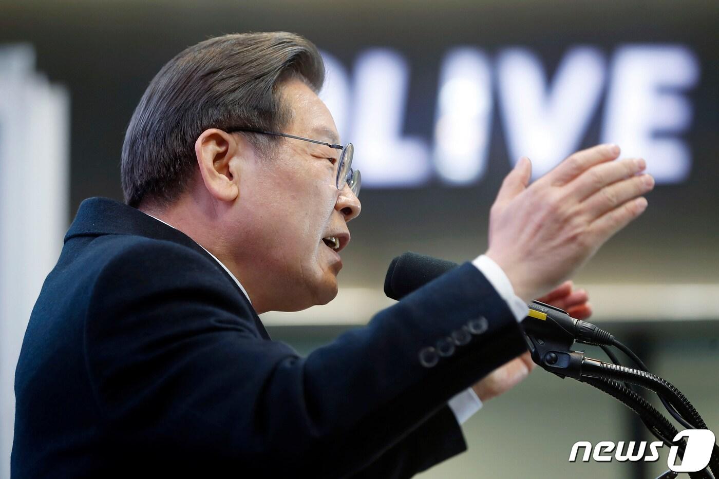 본문 이미지 - 이재명 더불어민주당 대선 후보가 20대 대선을 이틀 앞둔 7일 저녁 청주 상당구 성안길에서 열린 ‘대한민국의 심장 충북, 이재명과 다시 뜁시다!’ 청주 유세에서 지지를 호소하고 있다. 이 후보는 20대 대선을 이틀 앞둔 이날 최남단 제주를 시작으로 경부선 상행선을 따라 부산과 대구, 대전, 청주 등 주요 거점도시를 순회하며 막판 세몰이에 나선다. 2022.3.7/뉴스1 ⓒ News1 오대일 기자