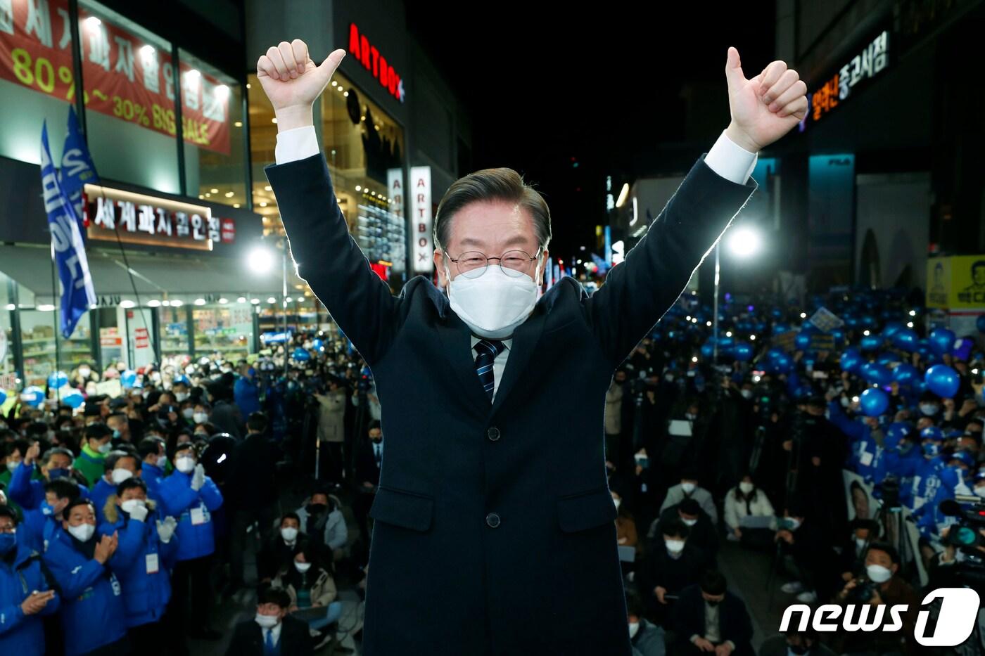 본문 이미지 - 이재명 더불어민주당 대선 후보가 20대 대선을 이틀 앞둔 7일 저녁 청주 상당구 성안길에서 열린 ‘대한민국의 심장 충북, 이재명과 다시 뜁시다!’ 청주 유세에서 시민과 지지자들에게 인사하고 있다.  2022.3.7/뉴스1 ⓒ News1 오대일 기자