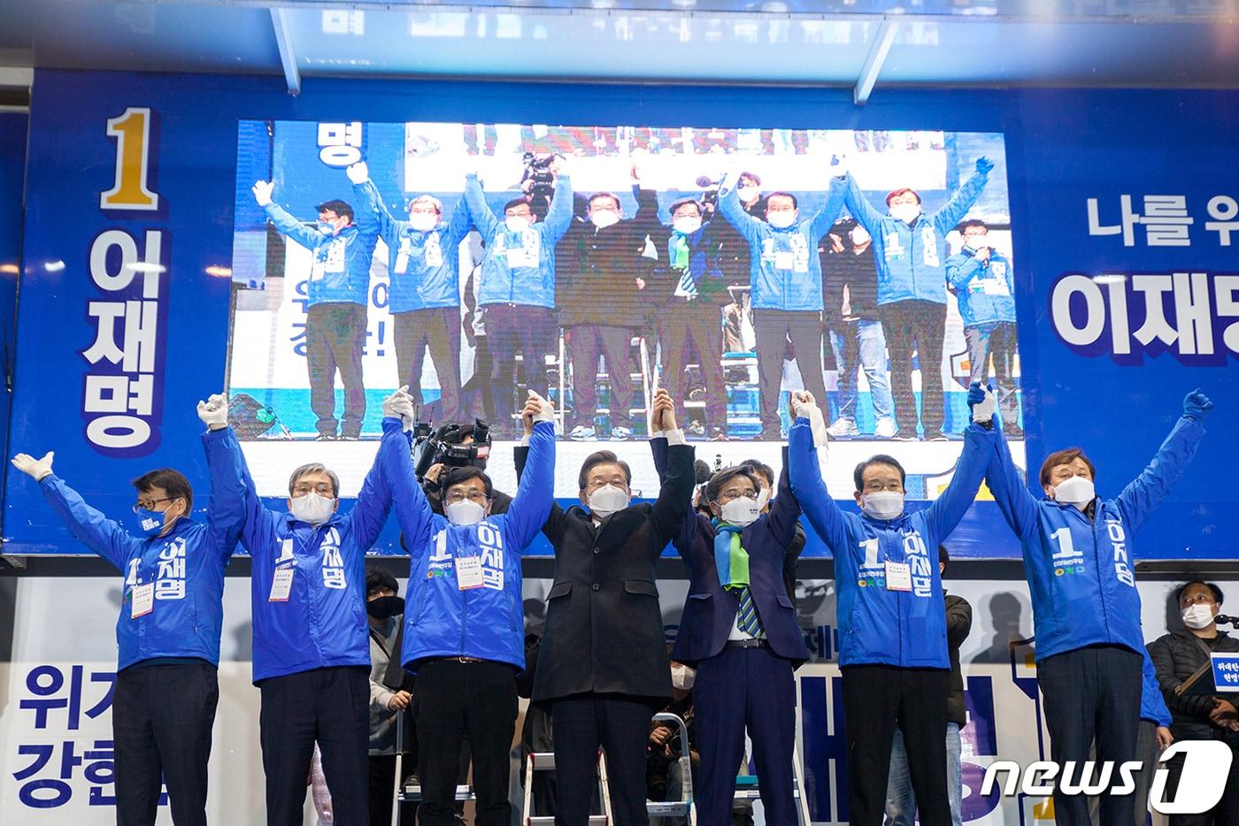 본문 이미지 - 7일 오후 충북 청주시 성안길을 찾은 더불어민주당 이재명 대통령선거 후보(가운데)와 임호선 국회의원, 노영민 전 청와대 비서실장, 이장섭 의원, 김동연 새로운물결 대표, 변재일 의원, 도종환 의원(이상 왼쪽부터)이 청주시민들에게 지지 유세를 하고 있다.(더불어민주당 충북도당 제공).2022.03.07/ⓒ 뉴스1