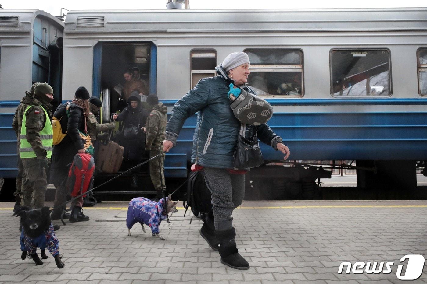 우크라이나 접경 도시인 폴란드 프셰미실 중앙역에 도착한 열차에서 피란민들이 내리고 있다. 2022.3.8/뉴스1 ⓒ News1 조태형 기자