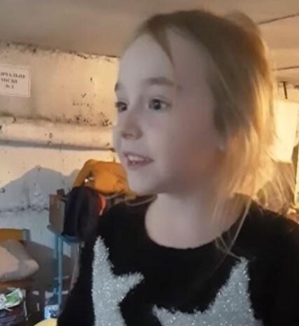 본문 이미지 - 우크라이나의 한 방공호 안에서 소녀가 애니메이션 '겨울왕국'의 주제곡을 부르고 있다. (페이스북 갈무리) ⓒ 뉴스1