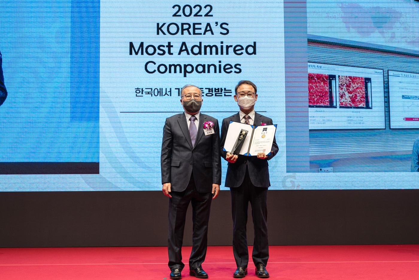 본문 이미지 - 한철규 한솔제지 대표(오른쪽)와 한정화 경영혁신위원회 위원장이 기념사진을 찍고있다.(한솔제지 제공)ⓒ 뉴스1