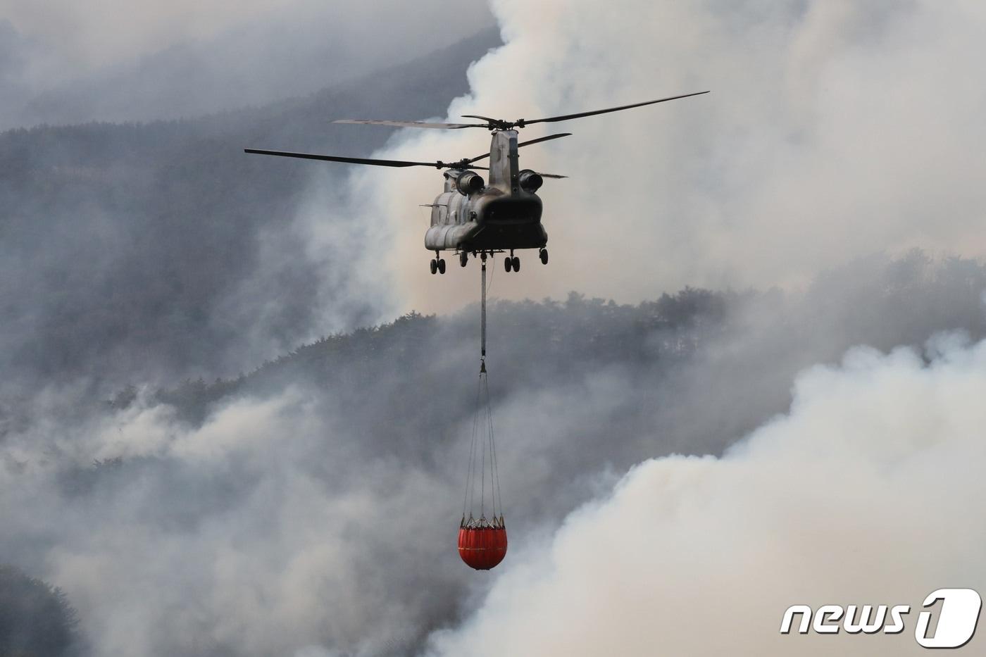 지난 3월7일 경북 울진에서 육군항공사령부 소속 CH-47 '치누크' 헬기가 산불 진화작전을 하고 있다. (국방일보 제공) 2022.3.8/뉴스1