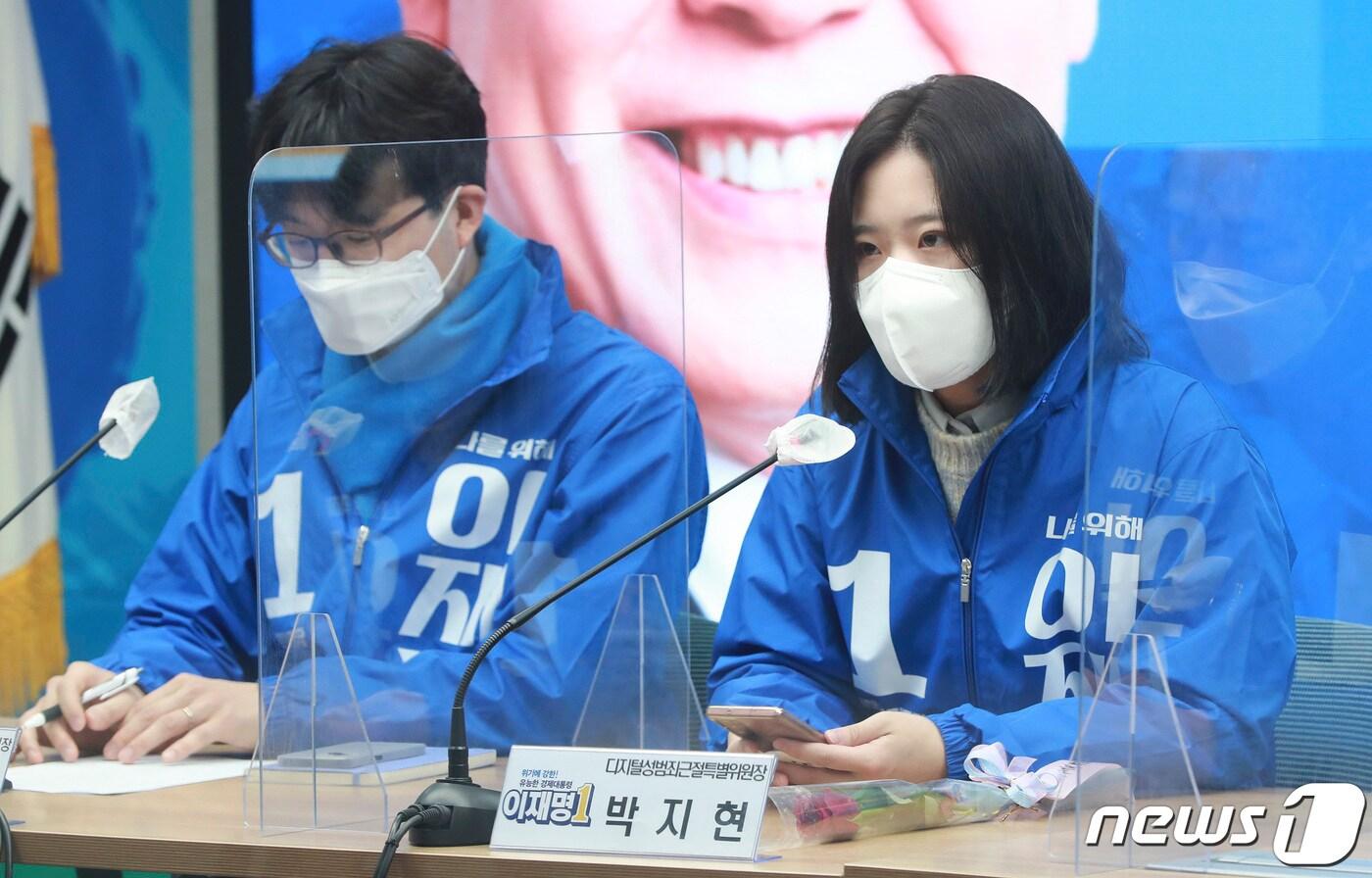 본문 이미지 - 박지현 디지털성범죄근절특별위원장이 8일 오전 서울 여의도 중앙당사에서 열린 선대위 본부장단 회의에서 모두발언을 하고 있다. 2022.3.8/뉴스1 ⓒ News1 이승배 기자