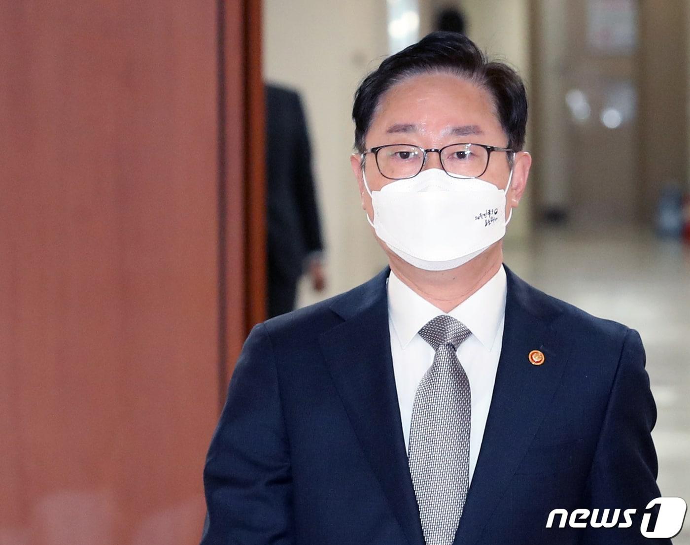 본문 이미지 - 박범계 법무부장관이 8일 오전 서울 종로구 정부서울청사에서 열린 국무회의에 참석하고 있다. 2022.3.8/뉴스1 ⓒ News1 송원영 기자