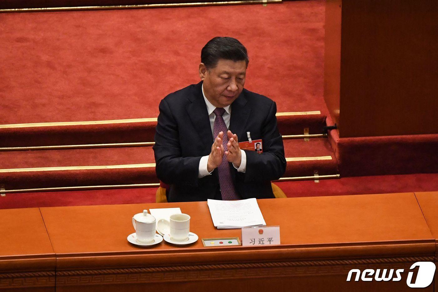 본문 이미지 - 시진핑 중국 국가주석이 8일(현지시간) 베이징 인민대회당에서 열린 전국인민대표대회에 참석해 박수를 치고 있다. ⓒ AFP=뉴스1 ⓒ News1 우동명 기자