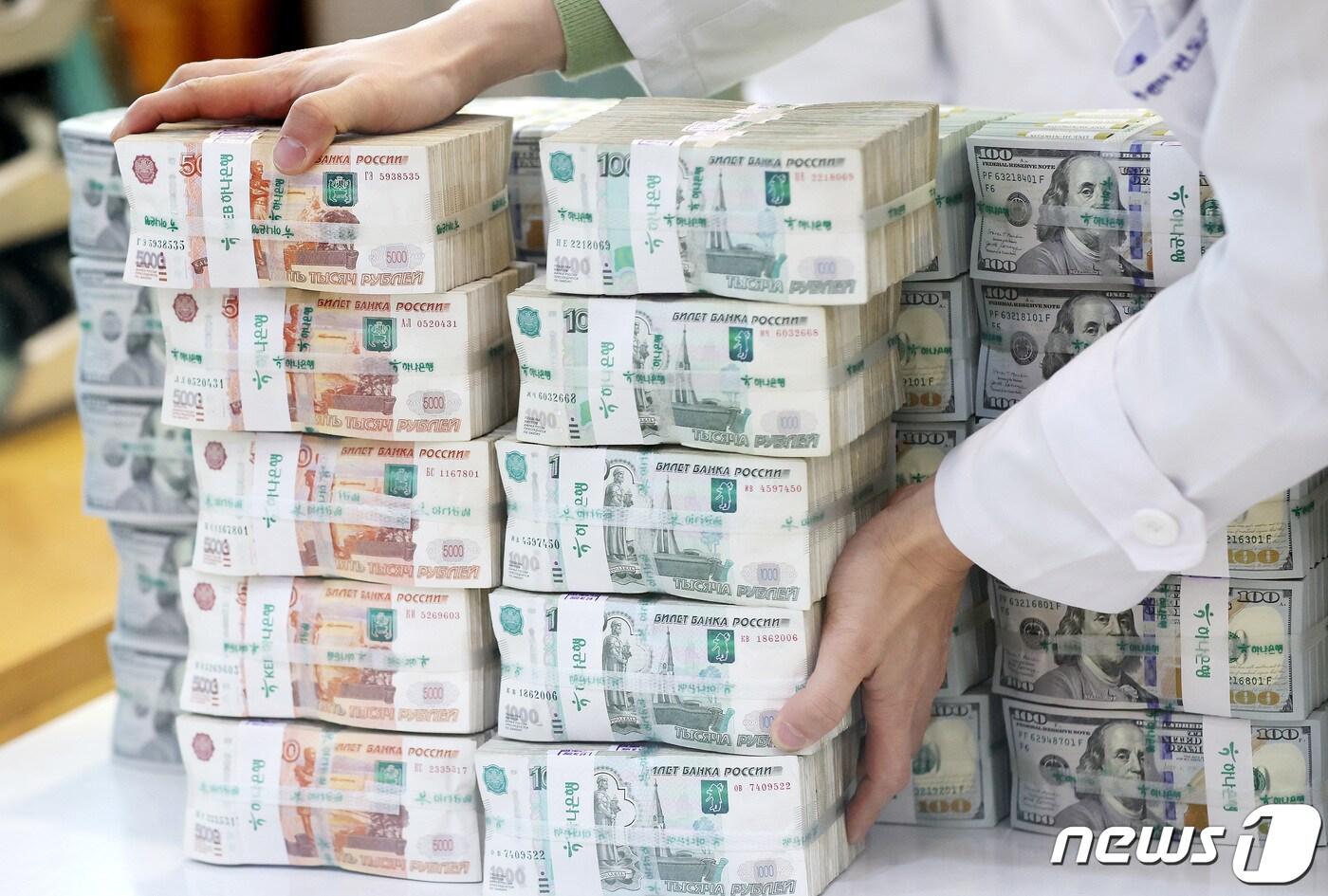 본문 이미지 - 미국 의회가 러시아산 원유 수입 금지 법안 초안에 합의, 본격적으로 제재에 시동을 걸고 있는 가운데 러시아 루블화가 또 다시 폭락, 사상 최저치를 경신했다. 2022.3.8/뉴스1 ⓒ News1 박지혜 기자