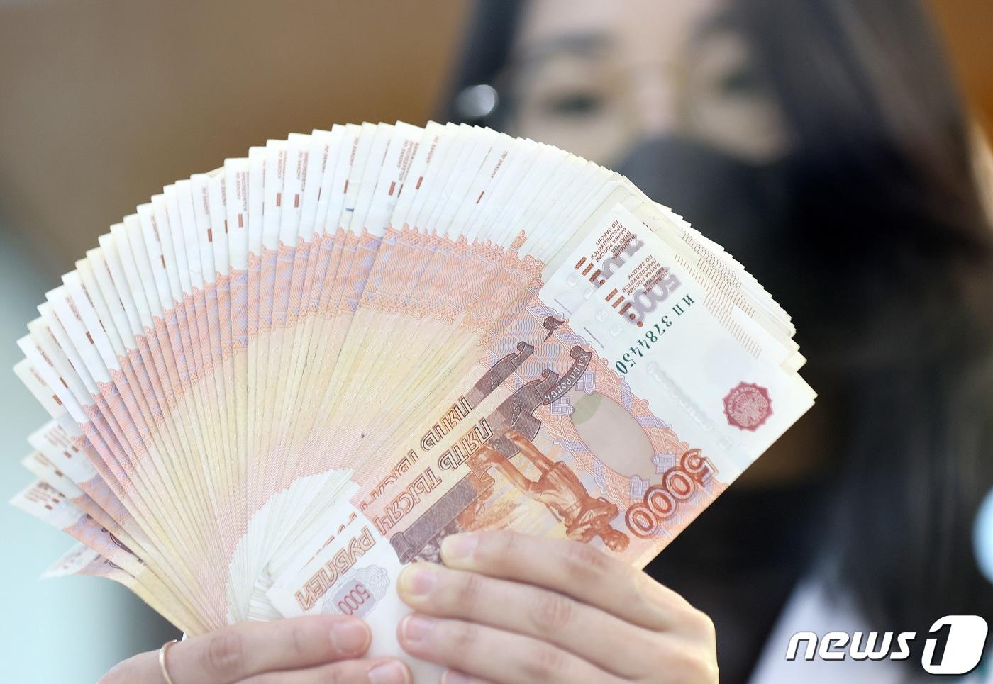 본문 이미지 - 미국 의회가 러시아산 원유 수입 금지 법안 초안에 합의, 본격적으로 제재에 시동을 걸고 있는 가운데 러시아 루블화가 또 다시 폭락, 사상 최저치를 경신했다. CNN에 따르면 러시아 현지시간으로 7일 오전 루블/달러 환율(루블화 가치와 반대)이 한때 155루블에 거래돼 사상 최저치를 기록했다. 이로써 루블화는 연초 이후 미국 달러 대비 가치가 90% 폭락했다. 8일 서울 중구 하나은행 위변조대응센터에서 직원이 루블화를 정리하고 있다. 2022.3.8/뉴스1 ⓒ News1 박지혜 기자