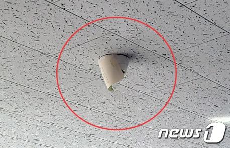 본문 이미지 - 종이로 렌즈 가린 부천시선관위 사무국장실 CCTV ⓒ 뉴스1