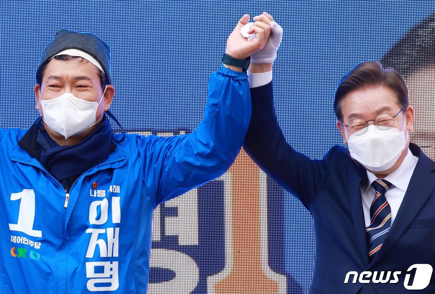 지난 3월8일 당시 이재명 더불어민주당 대선 후보(오른쪽)와 송영길 대표가 제20대 대통령 선거를 하루 앞두고 서울 여의도우체국 앞에서 열린 유세현장에서 시민들에게 지지를 호소하고 있다. 2022.3.8/뉴스1 ⓒ News1 이동해 기자