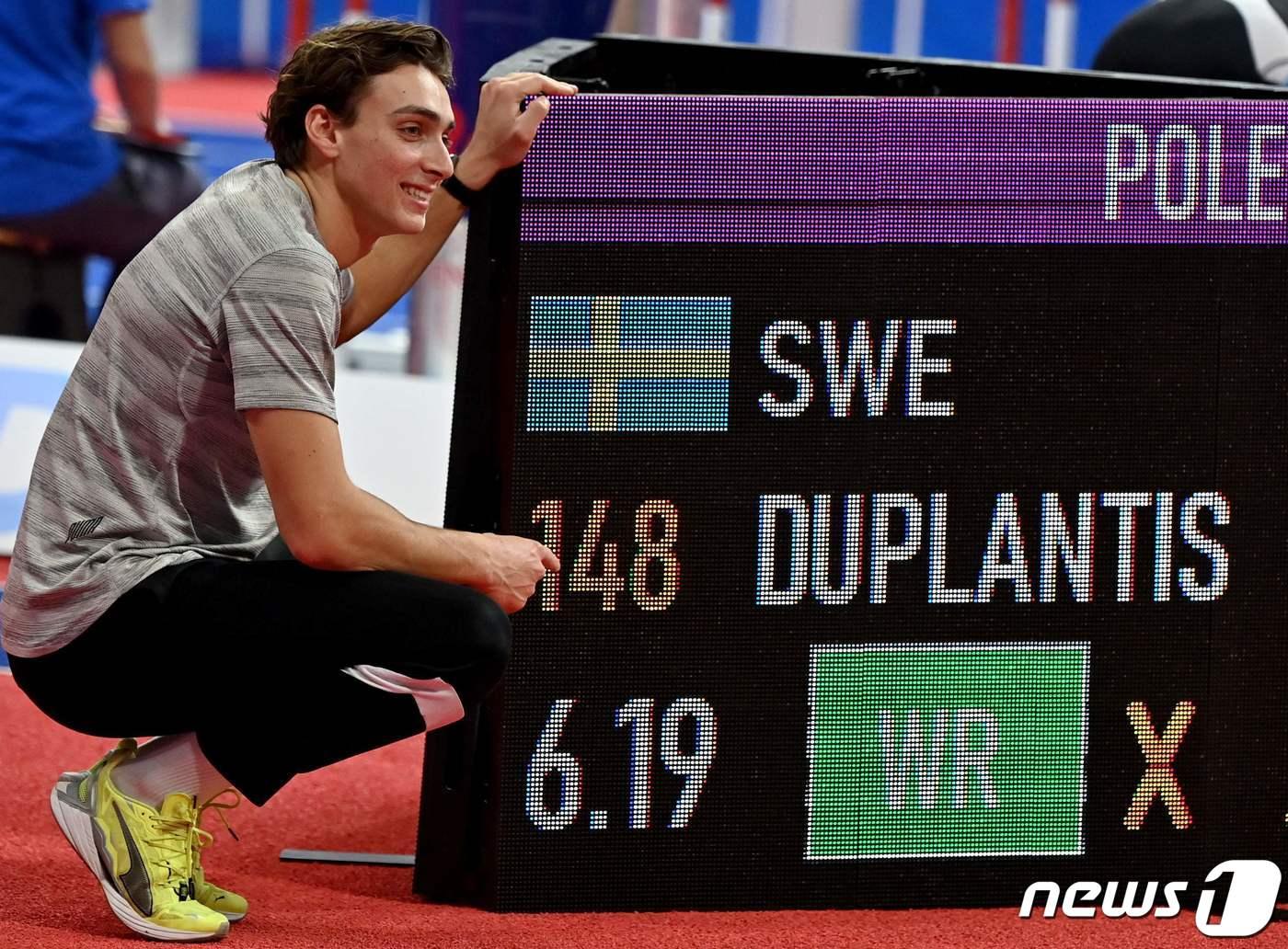 본문 이미지 - 6m19의 세계신기록을 세운 뒤 기뻐하고 있는 듀플랜티스 ⓒ AFP=뉴스1